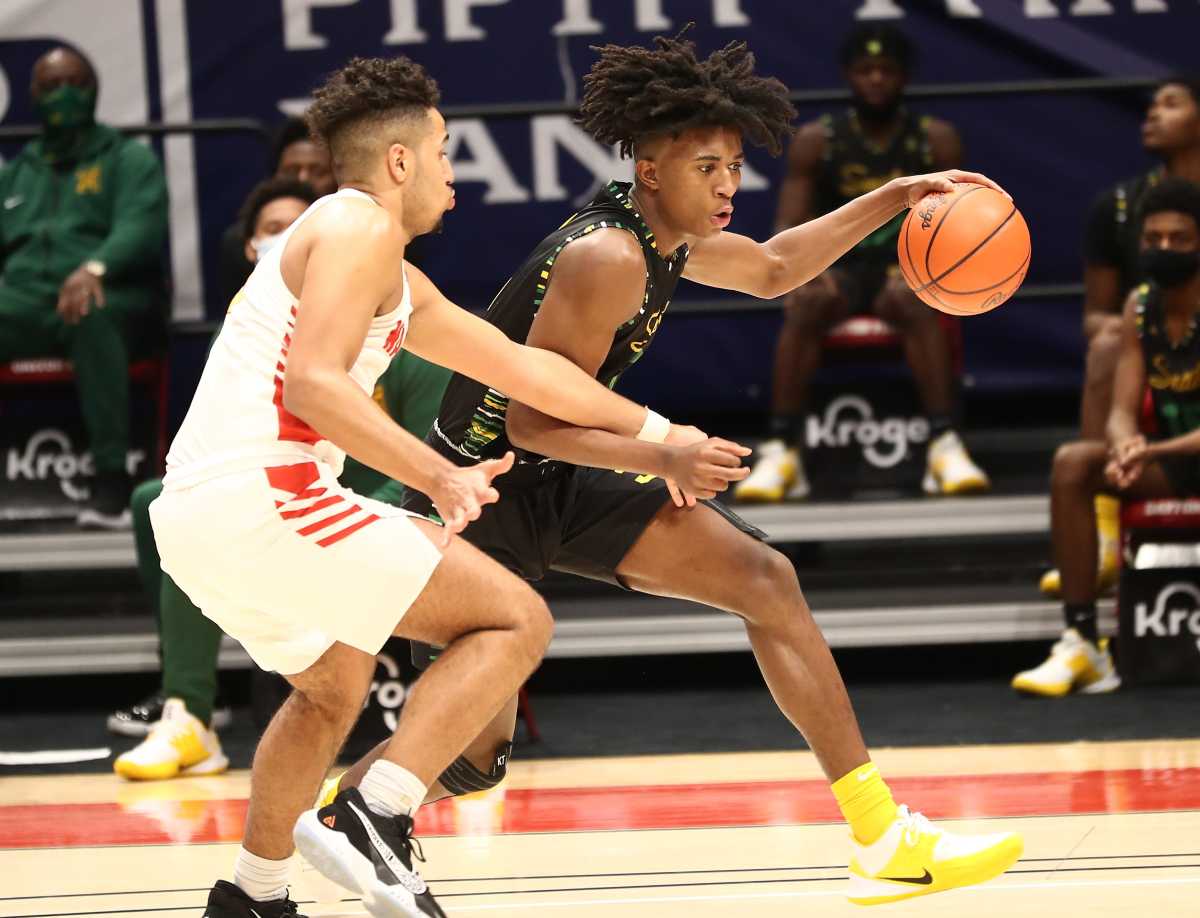 Taft guard Rayvon Griffith (3) drives to the basket against Worthington Christian guard Kobe Buford (3) during their state semifinal game, Friday, March 19, 2021. Taft12